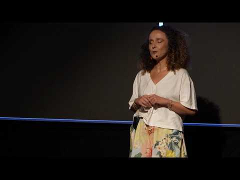 A arte traz à luz as humanidades que aprendemos a ignorar | Patrícia Assunção | TEDxAraraquara